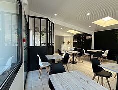 vue de l'espace de restauration intérieure de la boulangerie Moinard - Agrandir l'image, .JPG 1,6 Mo (fenêtre modale)