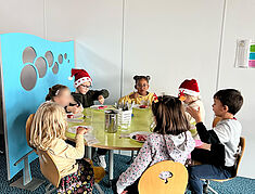 des enfants autour d'une table pour le repas de noël - Agrandir l'image, .JPG 1,6 Mo (fenêtre modale)
