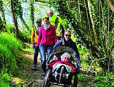 parcours dans les bois avec ces personnes portant une personne - Agrandir l'image, .JPG 945,1 Ko (fenêtre modale)