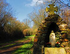 photo de la statue sainte catherine devant un chemin boisé - Agrandir l'image, .JPG 414,6 Ko (fenêtre modale)