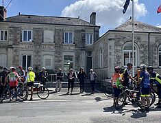 arrivée des cyclistes devant la mairie - Agrandir l'image, .JPG 3,1 Mo (fenêtre modale)