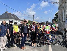 photos avec les cyclistes, le CDOS44, Madame le Maire et l'adjointe au maire en charge des sports - Agrandir l'image, .JPG 3,2 Mo (fenêtre modale)