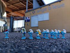 photo prise au sol de personnages "schtroumps" bleus devant l'école L'Orange Bleue - Agrandir l'image, .JPG 161,4 Ko (fenêtre modale)