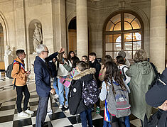 photo du groupe du conseil des jeunes se faisant guider dans le hall d'entrée du sénat - Agrandir l'image, .JPG 336,5 Ko (fenêtre modale)