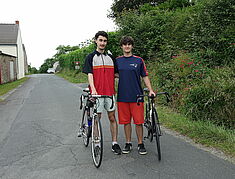 Gatean et sacha avec leurs vélos - Agrandir l'image, .JPG 828,7 Ko (fenêtre modale)