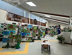 grande exposition dans le hall de l'école Bleu de Ciel - Agrandir l'image, .JPG 2,0 Mo (fenêtre modale)
